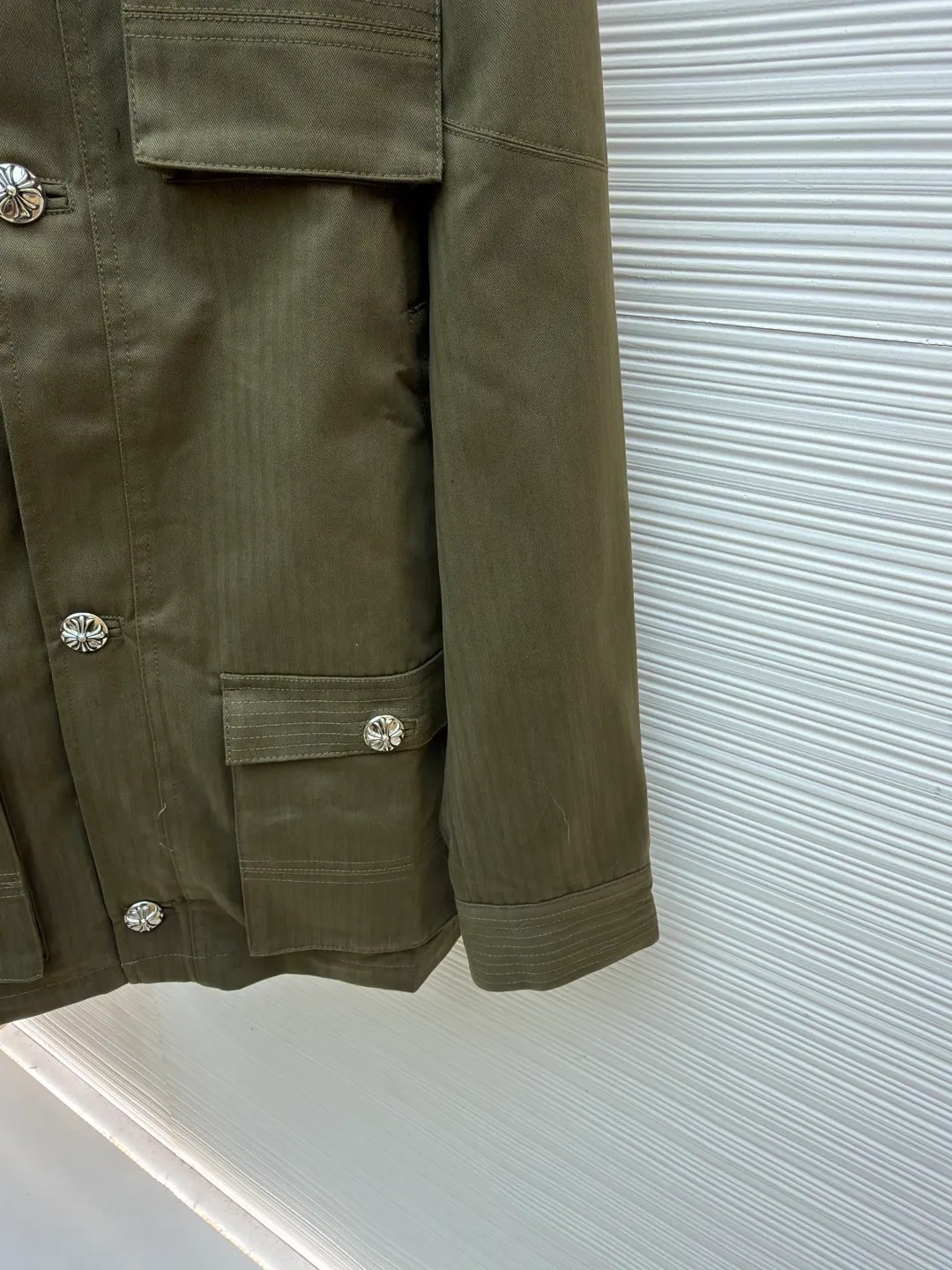 Chrome Hearts M65 work jacket ●Item number: 1682244-D90 ●Fabric: cotton fabric ●Technology: herringbone brushed production ●Color: military green ●Version: loose fit ●Weight: about 1295 grams ●Size: S-M-L ●Description: Purchased from the original national specialty brand No. 51800. The custom-woven fabric is made of herringbone brushed 320g cotton material. It is matched with garment dyeing + dirty washing + distressing process. (minimum quantity 2000 meters). Customized jacquard lining. Add soft water washing. Customized 8# placket double-ended zipper. Customized 8# waist pocket zipper. Customized 5# Inner pocket zipper. Customized 20mm I-shaped buckle. Customized 25mm I-shaped buckle. Customized 15mm four-in-one buckle. Customized placket four-in-one concealed button. Customized genuine leather trademark. Size. Produced by a large factory, it is very test of workmanship. Full of street feel. Compare workmanship details to counters. Instant sale of the market version. The overall wiring is straight and delicate, the fabric is comfortable and soft, and the color is consistent without color difference. It can be matched with the same style to create a fashionable look and control various occasions. Customized accessories, complete with three standards, same style for men and women!